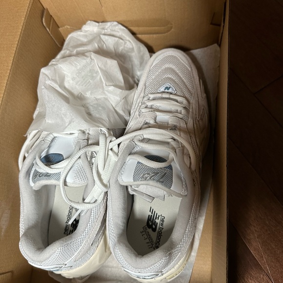 New Balance Gray Shoe Box - Picture 3 of 10